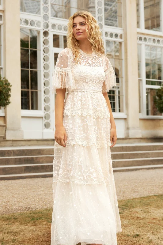 Step Ahead, Lead The Trend Midsummer Lace Round Neck Gown Feminine Flow